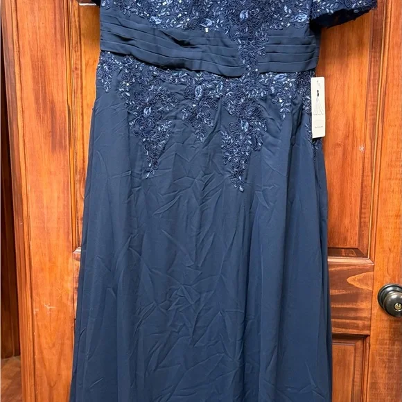 Elegant Navy Blue Evening Dress perfect for mother of bride or groom! - Picture 6 of 10